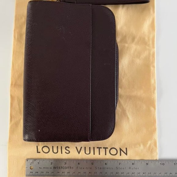 Louis Vuitton Epi leather pouch for men - Picture 5 of 11